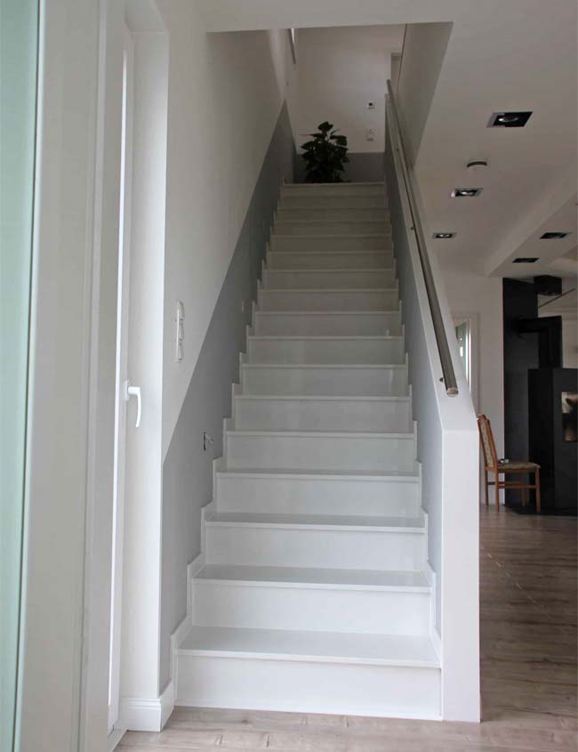 Betonkerntreppe Innenbereich Treppenbelag Micro Thassos – Agglo mit zweiseitigem Sockel