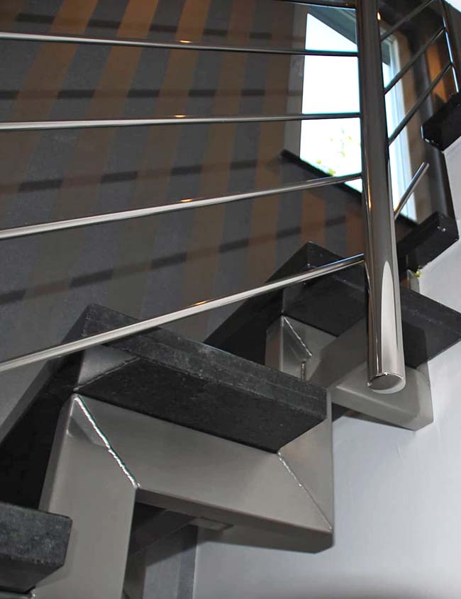 Metallholmtreppe Edelstahl Zweiholm-Ausführung mit 2+2 Granitstufen Beispiel 5 Metallholmtreppe Flachstahl 2+2 Granitstufen und Ganzglasgeländer
